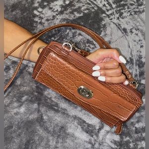 Extra pockets on front and back, with enough space for you phone, keys or money.